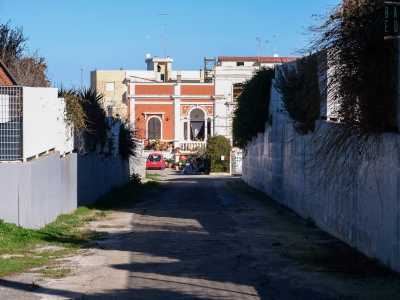 ...al termine della quale si erge un rosso edificio neoclassico di fine 800/inizio 900